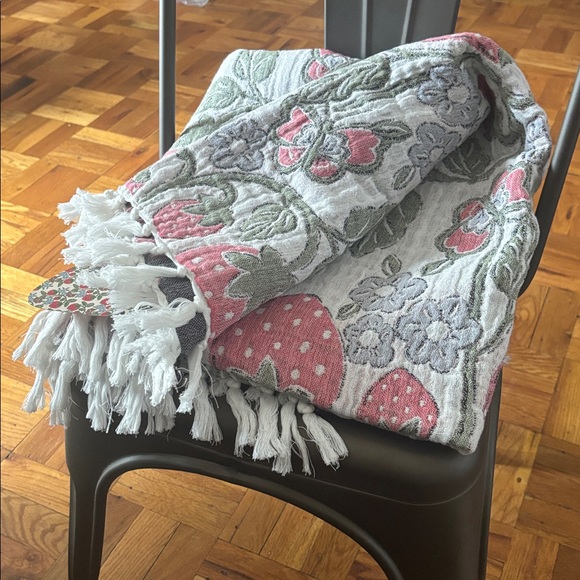 Envogue Dreamy Cotton Gauze Throw Blanket Quilt Strawberry Floral Print 50x60” - Picture 5 of 10